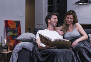 2 personnes sur le canapé avec une couverture pondérée made in france