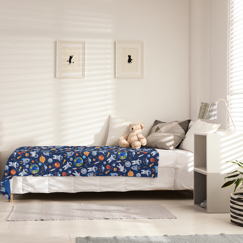 une couverture lestée sur le lit