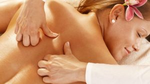 femme qui se fait masser par pression tactile