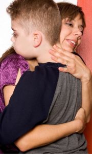 câlin enfant austite