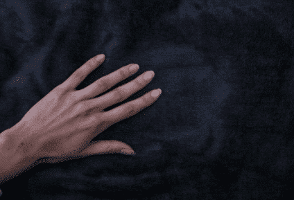 une main sur une couverture pondérée