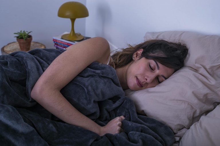 femme brune couverture pondérée