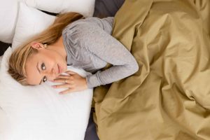 couverture lestée 9kg couleur verte kaki avec une femme blonde