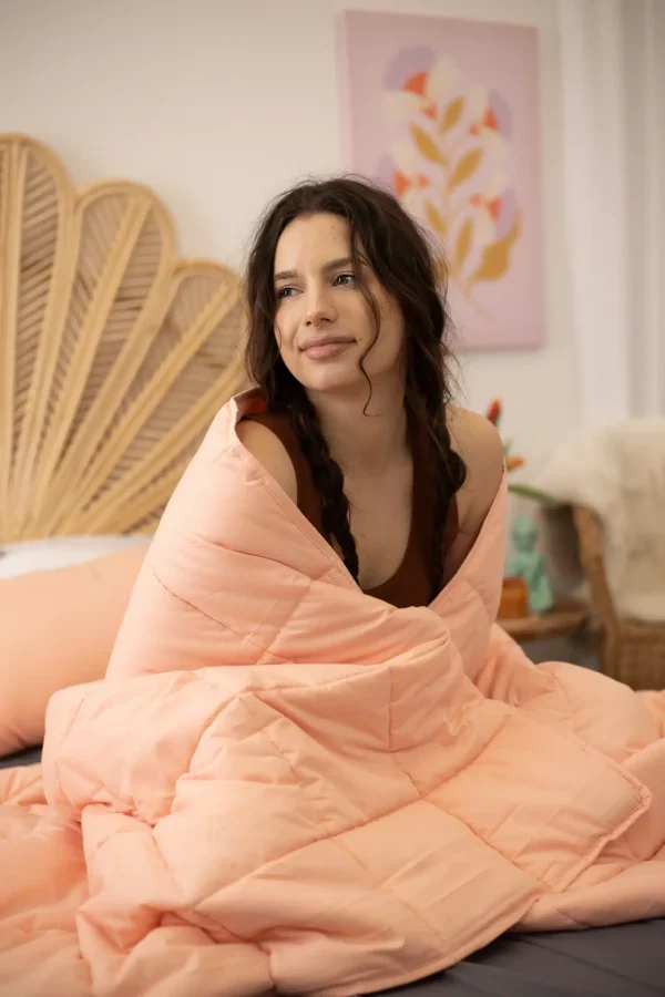 lavande_essentielle_saumon_dormeur_1-scaled-1.webp Couverture lestée 7kg - Essentielle by dormeur®