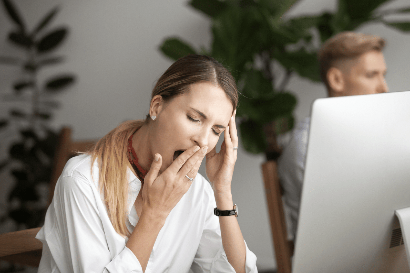 Je bâille tout le temps : Quelles en sont les causes et comment traiter le bâillement excessif ?