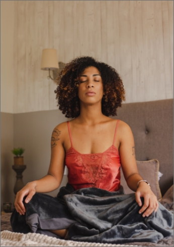 femme qui médite sous une couverture lestée