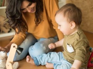 Créer un environnement Montessori dans la chambre de bébé : astuces et conseils