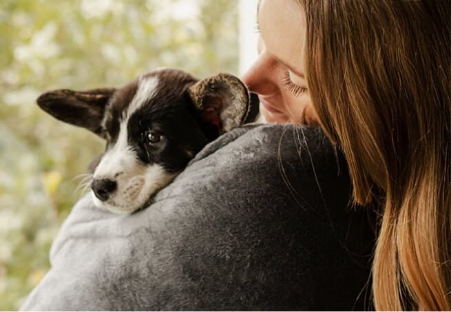 mélanie couverture pondérée avec un petit chien