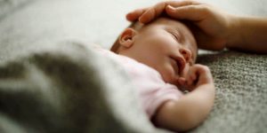 Aider votre bébé à dormir suffisamment : les solutions pour remédier à la dette de sommeil