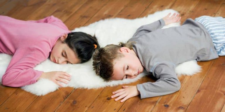 Dormir par terre : Avantages et Inconvénients