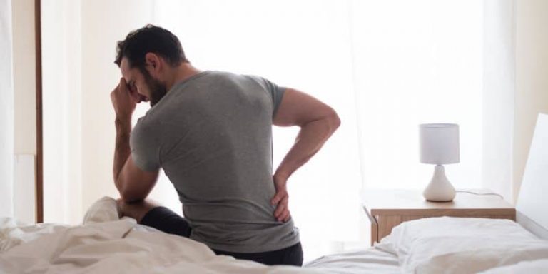 Comment dormir avec une cruralgie : Quelle sont les meilleures positions ?