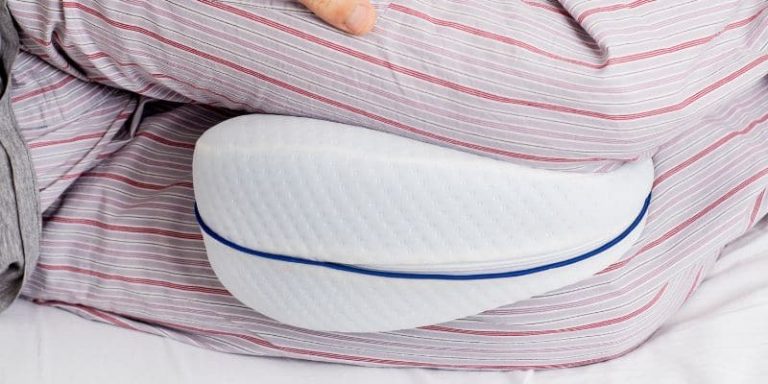 Chassez vos Douleurs grâce à un Oreiller entre les Genoux