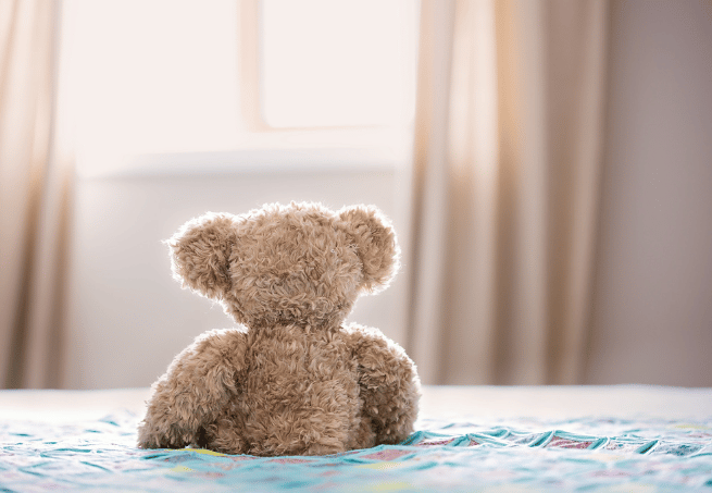 doudou posé sur un lit