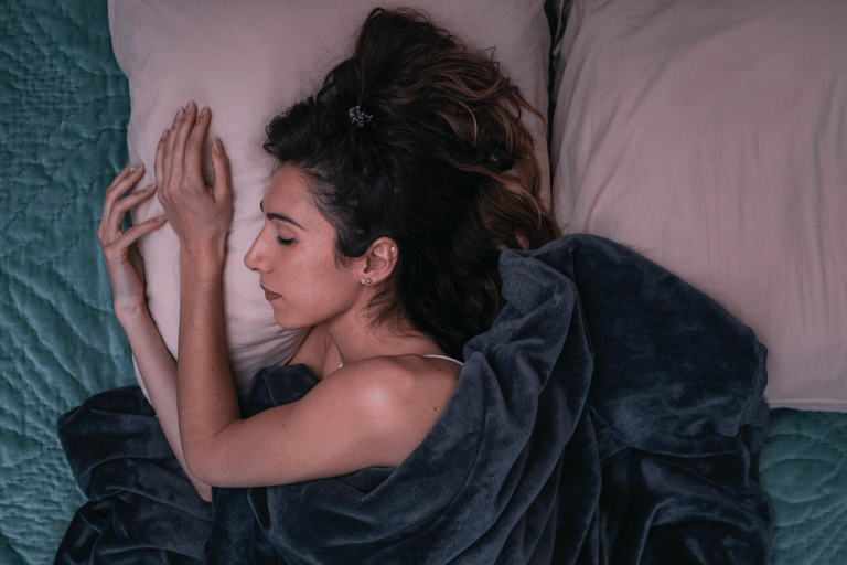 femme qui dort sous une couverture lestée hypersensibilité sensorielle