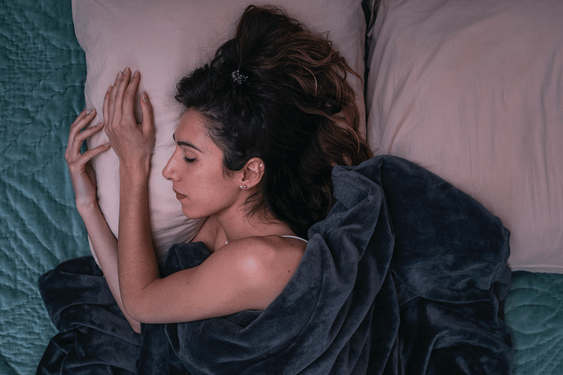 femme qui dort sous une couverture lestée hypersensibilité sensorielle
