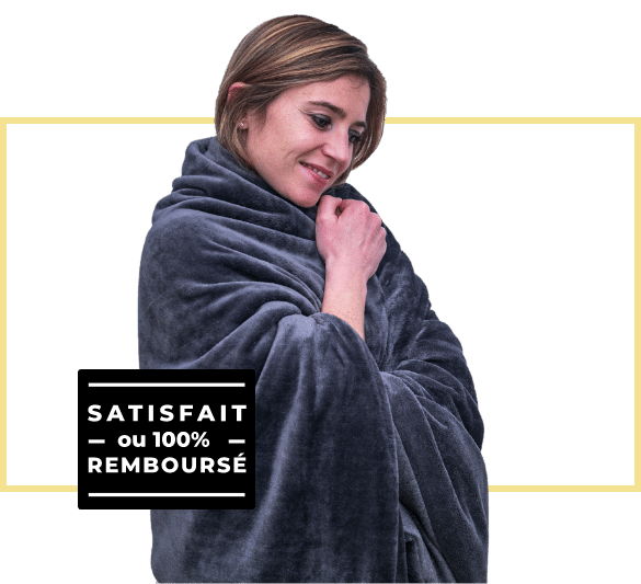 femme qui porte une couverture lestée sur ses épaules