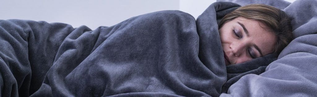 couverture lestée serenity femme qui dort