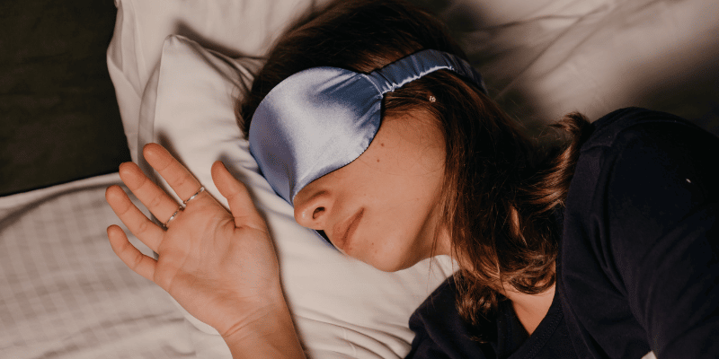 Femme qui dort avec un masque de sommeil haut de gamme