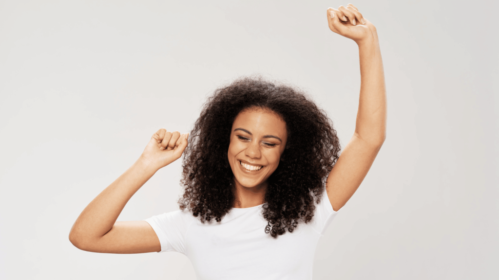 une femme qui s'étire et qui à le sourire