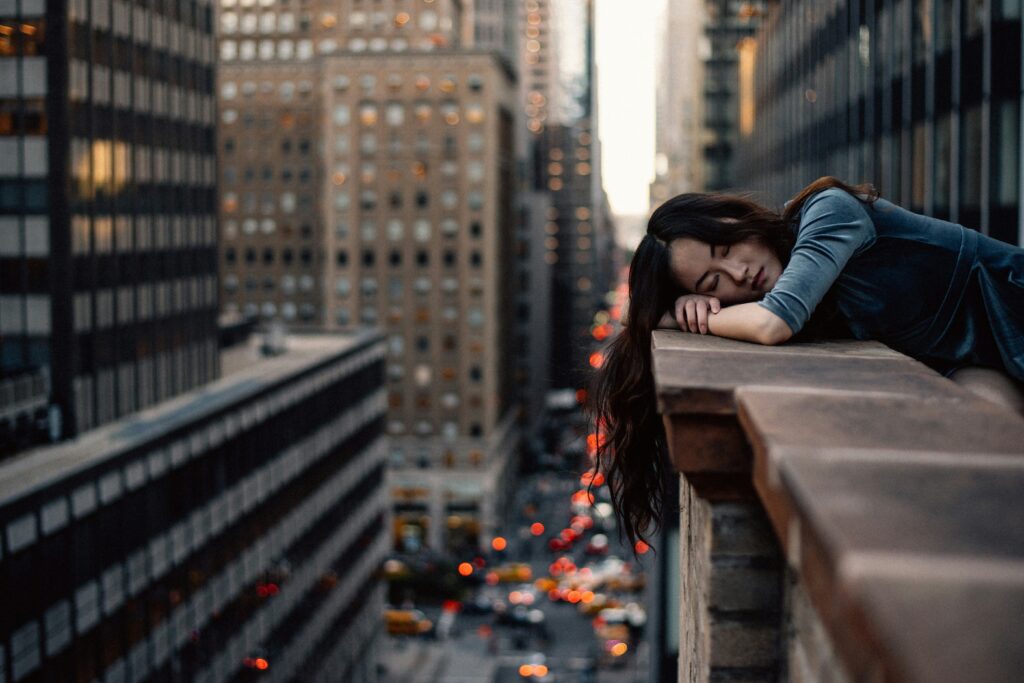 junk sleep femme dort balcon 1