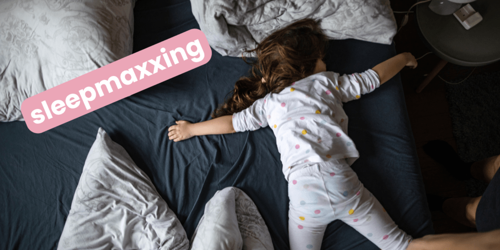 le sleepmaxxing, un enfant qui dort dans le lits de ses parents