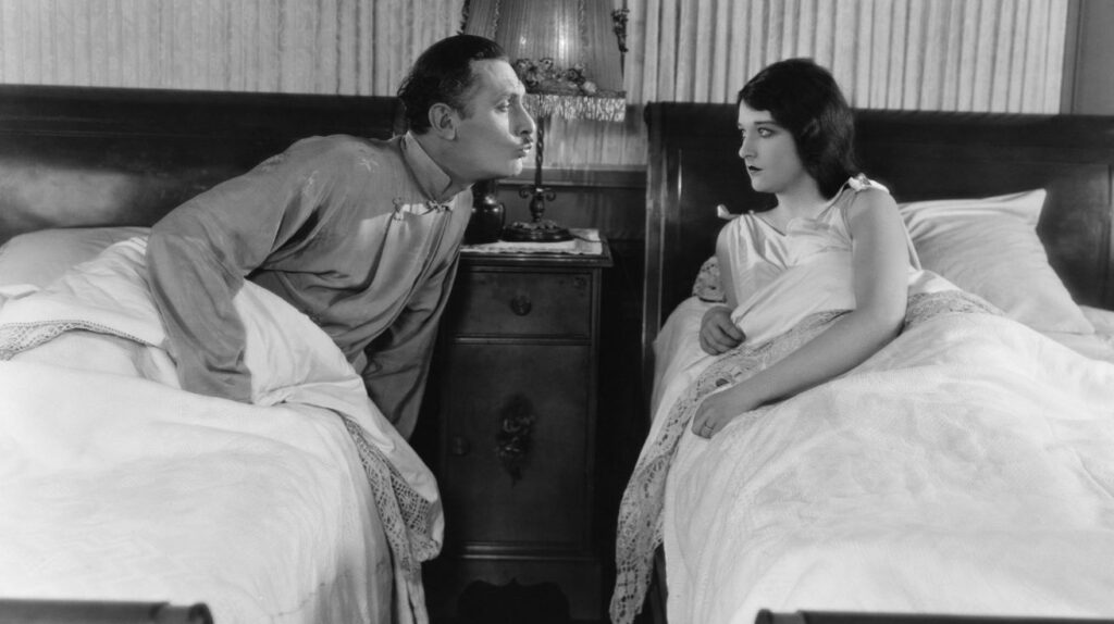 couple en noir et blanc qui pratique le sleep divorce