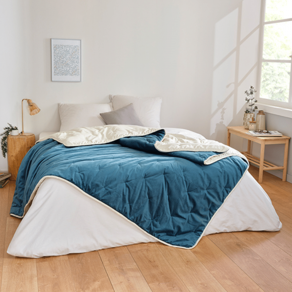 Dessus-de-lit-velours-BLEU-PAON.png Dessus de Lit Matelassé - Effet Velours