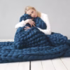 couverture_lestee_tricotee_laine_marine femme blonde couverture lestée tricotée laine couleur bleu marine