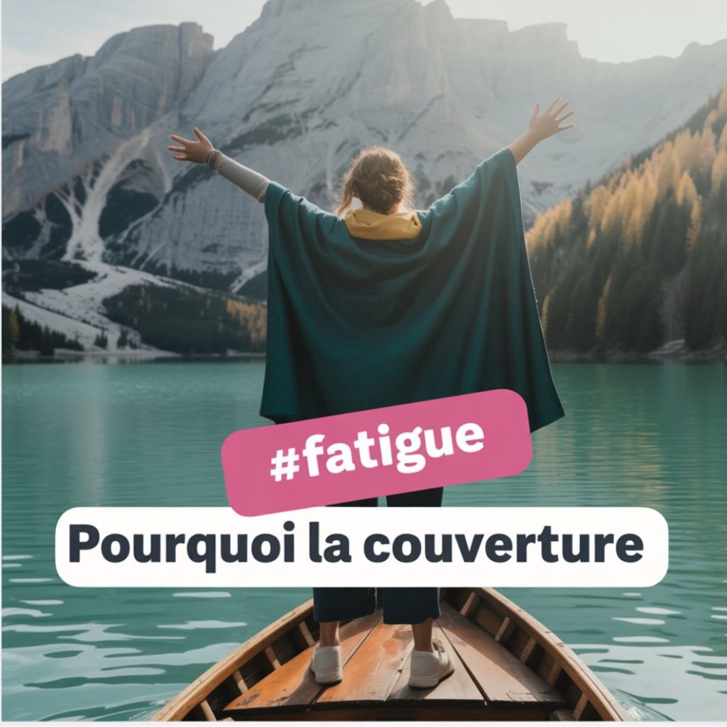 femme ouvrant les bras sur un bateau avec une couverture lestée sur les épaules