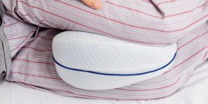 Chassez vos Douleurs grâce à un Oreiller entre les Genoux