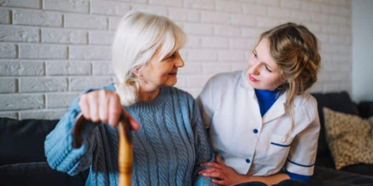 Comment les couvertures lestées influencent la santé des résidents des maisons de retraite, d’après le personnel infirmier