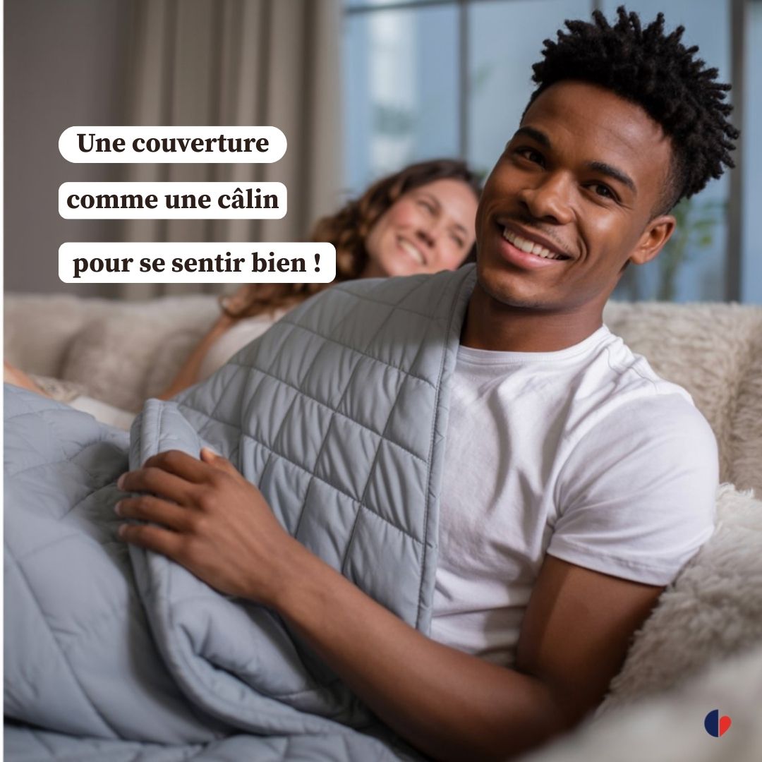 couple avec une couverture lestée sur un canapé beige